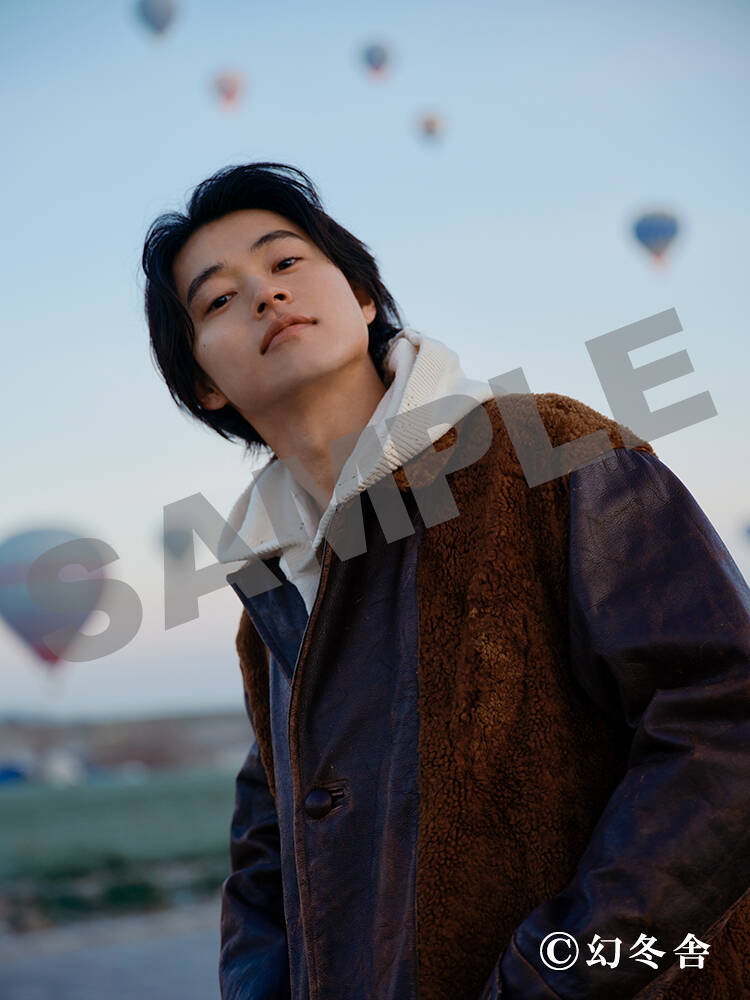 9月7日発売、山﨑賢人15周年記念写真集、表紙とタイトルが決定！ | 幻冬舎