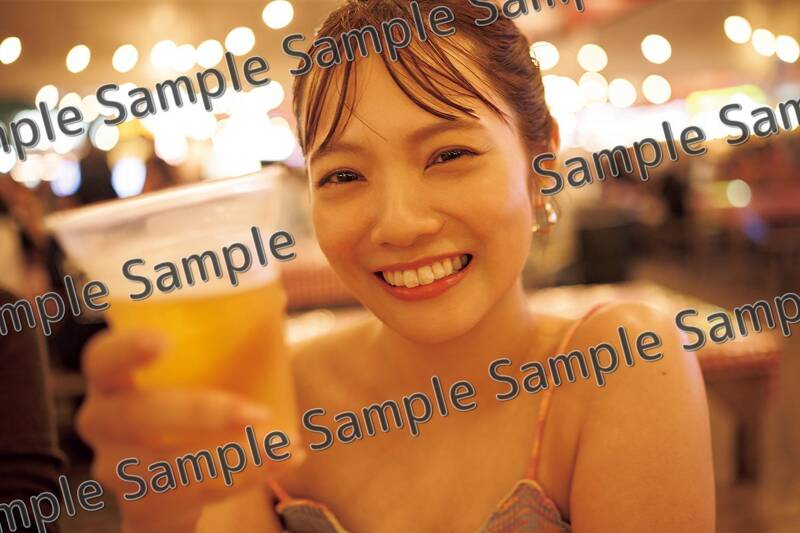 宮田愛萌1st写真集 各種特典と豪華版付属のアクリルキーホルダー